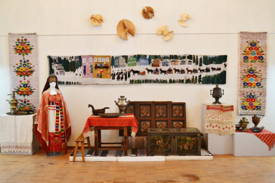 Выставка народной одежды и предметов быта «Красному гостю – красное место» начала работу в Художественном музее Череповца 